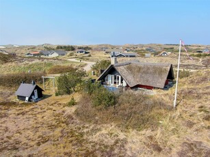 Charmerende, stråtækt sommerhus – hyggelig naturgrund med udsigtsbænk