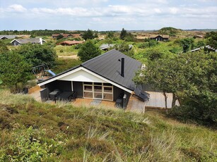 Sommerhus med swimmingpool og spa-pool, tæt på strand