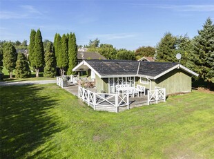 Hyggeligt sommerhus med spa og sauna, for enden af lille vej mod skov