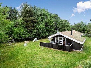 Idyllisk sommerhus på stor havegrund tæt ved Blokhus og Vesterhavet