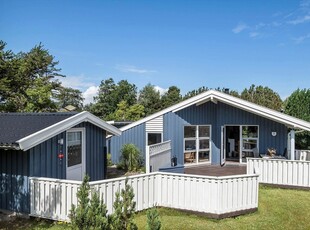 Charmerende sommerhus med flere hyggekroge og lukket naturgrund