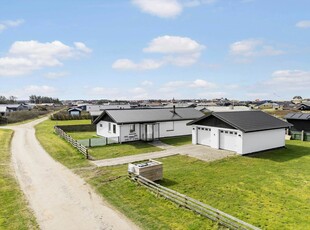 Veldisponeret sommerhus med udestue og lukket have