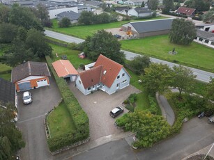 VELHOLDT VILLA MED STOR HAVE, ALTAN OG TRE TERRASSER