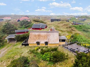 Charmerende, højt beliggende og hyggeligt stråtækt sommerhus 350 meter fra Houvig Strand