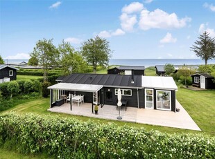 Dette hyggelige sommerhus ligger med med skøn udsigt over Kattegat