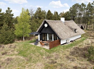 Flot moderniseret sommerhus i Vesterhedes smukke natur