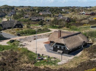 Henne Strand. Stråtækt sommerhus med spa og sauna i Henne Strand - Nyrenoveret