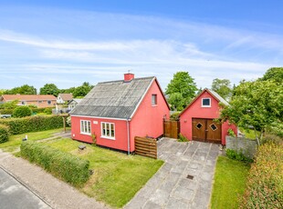 HYGGELIG VILLA MED STOR HAVE OG FLERE UDHUSE