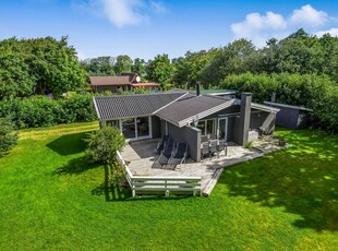 Hyggeligt sommerhus tæt på havn og fjord