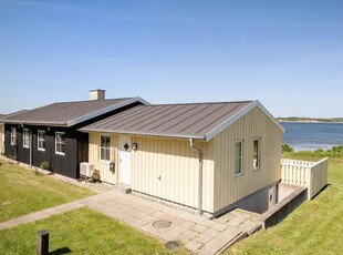 Lyst og dejligt sommerhus i første række til Limfjorden