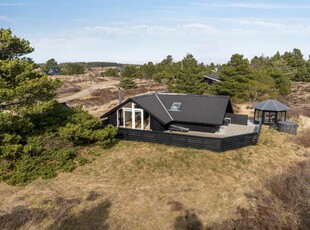 Pænt renoveret sommerhus med vildmarksbad og skøn pavillon