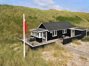 Skøn sommerhus med kun 50 meter til havet