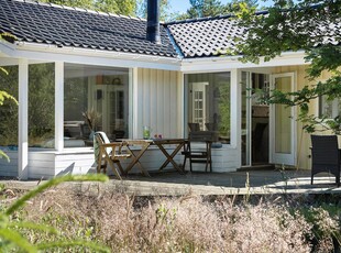 Skønt sommerhus med dejlig solgård og ugeneret naturgrund