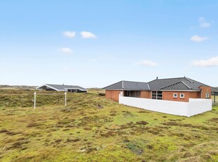 Stort og hyggeligt sommerhus i roligt område tæt på stranden