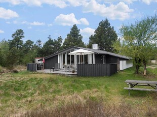 Stort og stilfuldt sommerhus på skøn naturgrund i Kongsmark