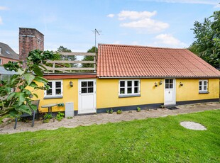 CHARMERENDE VILLA BLANDT ROLIGE OMGIVELSER - ÅBEN FOR BUD