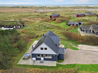 Dejligt sommerhus til 12 personer – fredelig beliggenhed nær Lakolk Strand