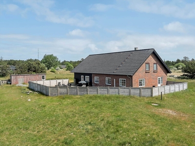 Dejligt sommerhus med vildmarksbad, lukket terrasse og hestefold