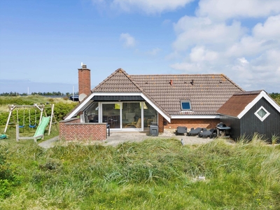 Familievenligt sommerhus på stor naturgrund i Klegod