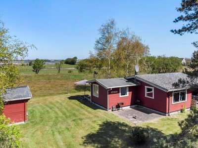 Hyggeligt ældre sommerhus, naturskønt beliggende ved Hårbølle Havn, med udsigt ud over vandet.