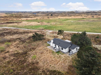 Hyggeligt sommerhus på stor naturgrund nær Vinterleje Havn.