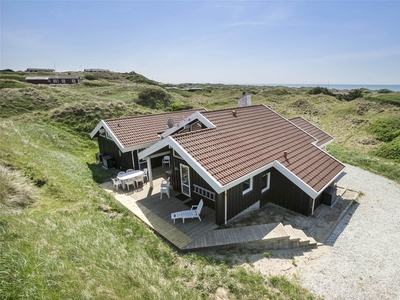 Rummeligt sommerhus med udsigt over de smukke klitter og Vesterhavet