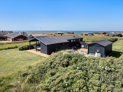 Stilfuldt sommerhus med store panoramavinduer