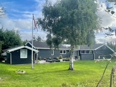 Stort kvalitetssommerhus med poolafdeling og fantastisk terrassemiljø