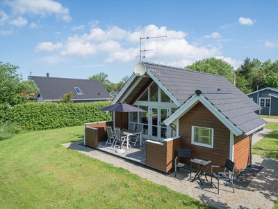 Feriehus med en skøn terrasse, er beliggende på en ugeneret grund med randbeplantning.