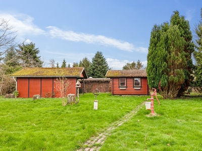 Her er et skønt sommerhus som trænger til istandsættelse, eller nogle vil måske bygge nyt på den skønne grund.