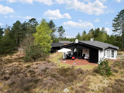 Hyggeligt sommerhus på stor naturgrund nær Sønderstrand