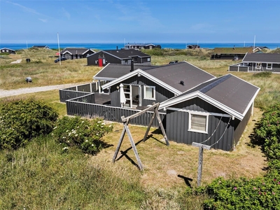 Indbydende sommerhus med havudsigt og skøn adresse på lukket vej