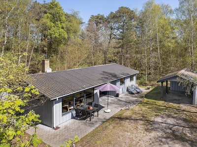 Lækkert sommerhus tæt på strand og med havkig