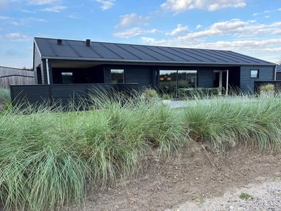 Stilfuldt nyt sommerhus nær Løkken by og strand