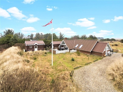 Velindrettet sommerhus med godt anneks og skønne terrasser