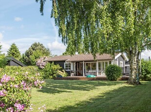 Dejligt sommerhus med en skøn lukket have, i Rødvig på Sjælland, beliggende 200 meter fra vandet.