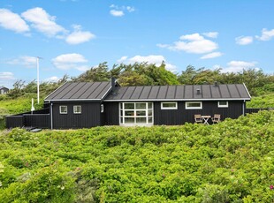 Skønt lyst sommerhus med havudsigt, kun 150 meter fra vandet