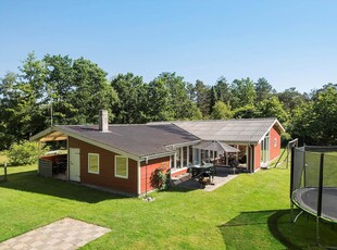 Stort sommerhus på lukket vej i naturskønne Helberskov