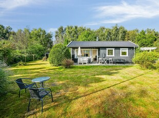 VELHOLDT SOMMERHUS PÅ STOR GRUND MED UDSIGT TIL KØERNE PÅ MARKEN