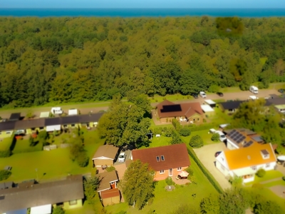 VELHOLDT GEDIGEN OG RUMMELIG FAMILIEVILLA PÅ LUKKET VEJ, I GÅAFSTAND TIL STRANDEN.