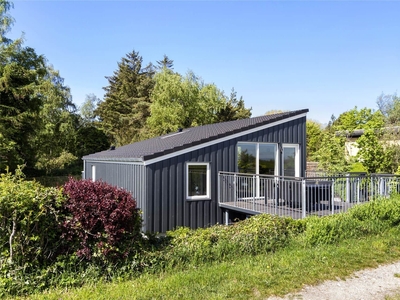 Nyere sommerhus med fantastisk udsigt til vandet, i første række til Ulvshale Strand og skøn natur.