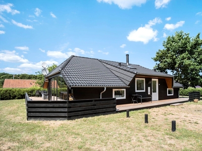 Hyggeligt sommerhus med swimmingpool tæt på strand og natur