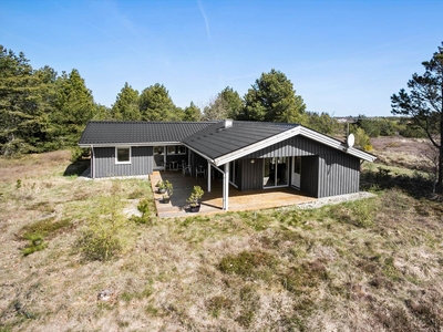 Skønt sommerhus med pragtfuld beliggenhed ved Thorup Strand