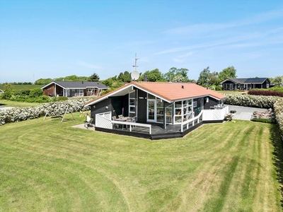 Super velholdt sommerhus med flot udsigt over Limfjorden