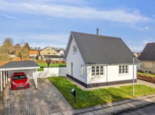 INDFLYTNINGSKLAR VILLA MED SOLRIG HAVE OG SKØN BELIGGENHED I FARSØ