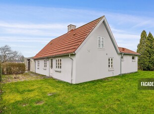 ÆLDRE, CHARMERENDE VILLA TÆT PÅ SKOV OG STRAND