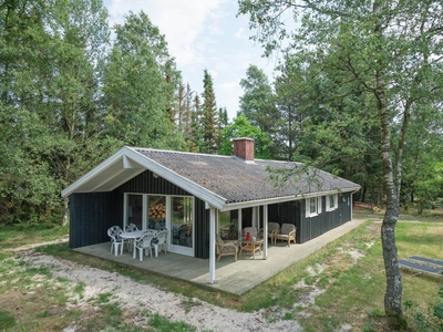 Feriehus beliggende på en dejlig naturgrund i område med skov.