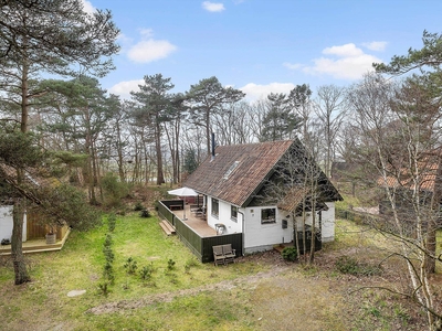 Lyst og rummeligt sommerhus på Balka - kun 200 meter fra dejlig sandstrand