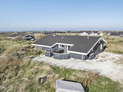 Pænt og velholdt sommerhus med naturskøn beliggenhed i Nørlev Strand