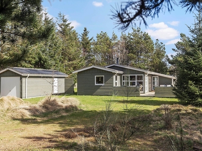 Familievenligt sommerhus på stor og rolig naturgrund